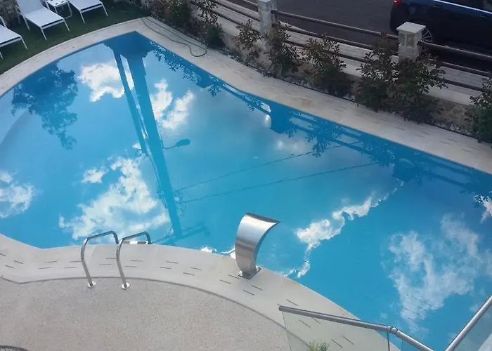 Hatzoudis Luxury * כריסי אמודיה